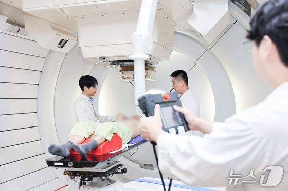 Medical staff from the Department of Radiation Oncology at Samsung Medical Center preparing for proton therapy / Provided by Samsung Medical Center