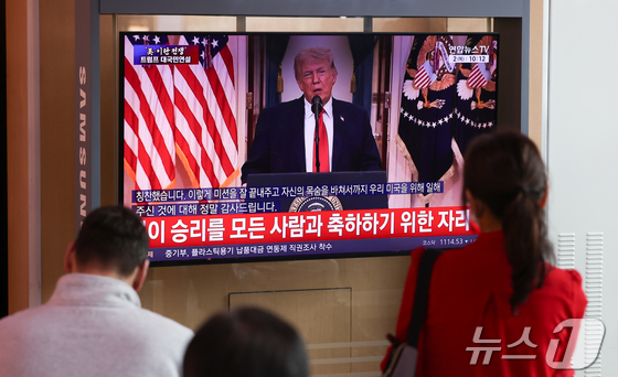 On Thursday morning, citizens are watching U.S. President Trump’s address to the nation regarding the situation in the Iran conflict in the waiting area of Seoul Station in Yongsan-gu, Seoul 2026.4.2 / News1