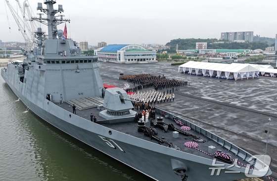 North Korea\'s new 5,000-ton destroyer / Rodong Sinmun