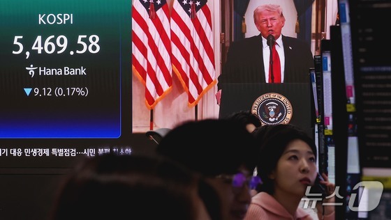 On Thursday morning, a broadcast of U.S. President Trump’s address to the nation regarding the war in the Middle East was displayed on the electronic board in the Hana Bank dealing room in Jung-gu, Seoul. On that day, the KOSPI fell 9.12% (0.17%) from the previous trading day to close at 5,469.58 2026.4.2 / News1