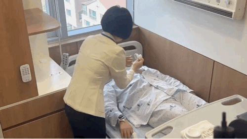 Medical staff demonstrate the installation of Think devices during the Seers x Dongtan City Hospital Smart Hospital Media Tour held on Wednesday at Dongtan City Hospital in Hwaseong, Gyeonggi Province 2026.4.15 / News1