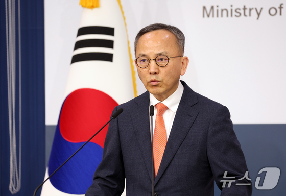 Foreign Ministry Spokesperson Park Il is briefing reporters on current issues, including recent reports that the U.S. has restricted the sharing of information related to North Korea’s nuclear program between South Korea and the U.S., during a regular press briefing held at the Ministry of Foreign Affairs in the annex of the Seoul Government Complex in Jongno-gu, Seoul, on Tuesday afternoon 2026.4.21 / News1