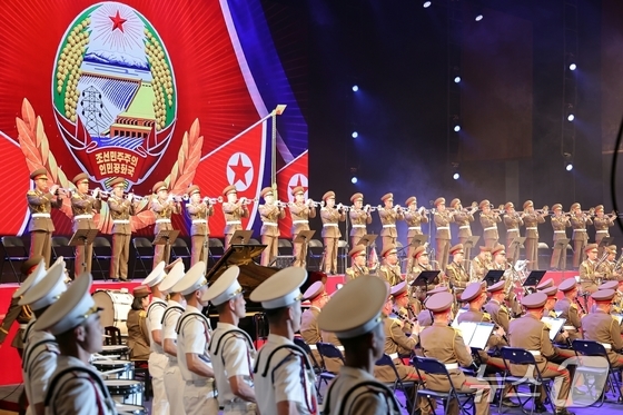 Kim Jong Un, General Secretary of the Workers\' Party of Korea, and his daughter Ju-ae / Rodong Sinmun