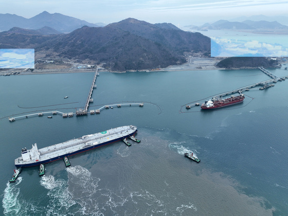 Two million barrels of crude oil from the Abu Dhabi National Oil Company (ADNOC) of the United Arab Emirates (UAE) are being delivered to the Korea National Oil Corporation’s Yeosu storage facility / News1