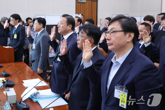 Lee Hwa-young, former Deputy Governor for Peace Affairs of Gyeonggi Province, takes the oath as a witness during a hearing on allegations of fabricated charges related to Ssangbangwool’s remittances to North Korea, held on Tuesday by the National Assembly’s Special Committee on the Investigation of the Truth Regarding Allegations of Political Prosecution Manipulation by the Yoon Suk Yeol Administration in Yeouido, Seoul / News1