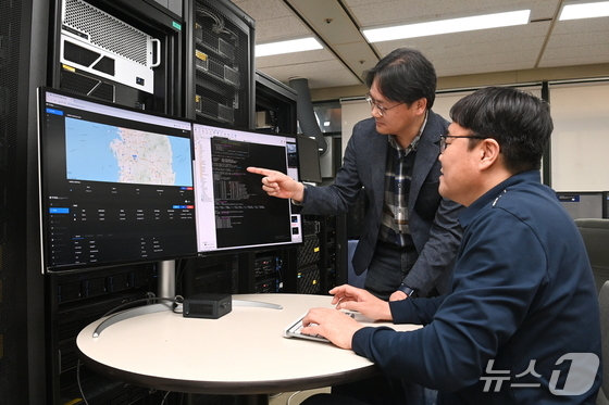ETRI researchers reviewing the results of an edge computing platform implementation and verifying algorithm behavior (Provided by ETRI) / News1