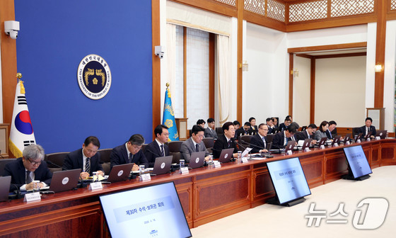 President Lee Jae Myung speaks at a meeting of senior secretaries held at the Blue House on Thursday 2026.4.16 / News1