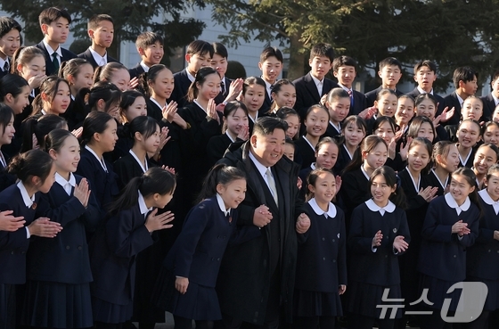 Kim Jong Un, General Secretary of the Workers\' Party of Korea, poses for a commemorative photo with the Japanese-Korean Students and Children\'s Art Troupe, who participated in the 2025 Lunar New Year performance, at the headquarters of the Party\'s Central Committee / Rodong Sinmun
