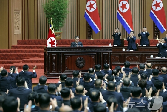 On March 24, Rodong Sinmun, the official newspaper of North Korea’s Workers’ Party, reported that the second day of the first session of the 15th Supreme People’s Assembly was held on March 23 and covered the content of General Secretary Kim Jong Un’s policy address / Rodong Sinmun