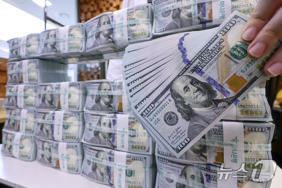 An employee is examining a 100 USD bill at the Hana Bank Counterfeit Prevention Center in Jung-gu, Seoul 2025.8.5 / News1