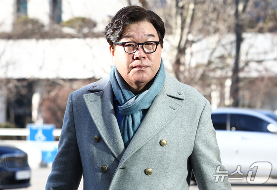 Kim Seong-tae, former chairman of Ssangbangwool, arrived at the Seoul High Prosecutors\' Office in Seocho-gu, Seoul, on the morning of April 8 to be questioned regarding allegations of coercion to elicit a confession that arose during the investigation into Ssangbangwool\'s remittances to North Korea 2026.1.8 / News1