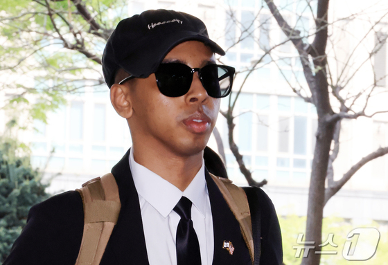 American YouTuber Johnny Somali (real name Ramsey Khalid Ismail) attends his first-instance sentencing hearing for obstruction of business and violation of the Minor Offenses Act at the Seoul Western District Court in Mapo-gu, Seoul, on the morning of April 15. Somali was sentenced to six months in prison and taken into custody in court that day 2026.4.15 / News1