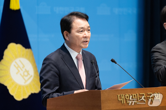 Seong Il-jong, Chairman of the National Assembly’s National Defense Committee, holds a press conference on the 21st at the National Assembly Communication Center in Yeouido, Seoul, calling for the resignation of Unification Minister Chung Dong-young 2026.4.21 / News1