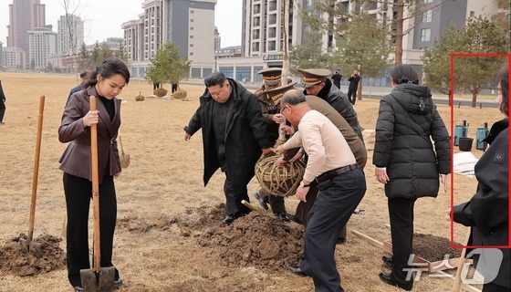 The April 2026 issue of Joson, North Korea\'s monthly photo magazine for external propaganda, features General Secretary Kim Jong Un of the Workers\' Party of Korea participating in a tree-planting ceremony with officials at Mokga Park on Saebyeol Street in Pyongyang on March 14. In the photo, Foreign Minister Choe Son-hui (marked by the red square on the right) can be seen wearing a luxury Canadian down jacket / Capture from April Issue of Joson