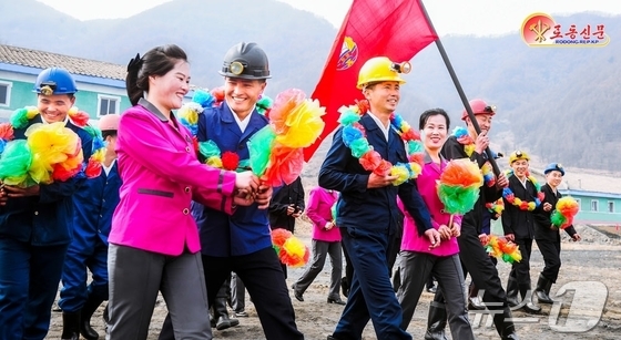 The Rodong Sinmun, the official newspaper of North Korea’s Workers’ Party, reported on Monday that it is presenting bouquets of flowers to innovators who are driving collective innovation at the Samrok Coal Mine, part of the Gaechon District Coal Mine Complex / Rodong Sinmun