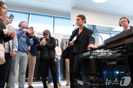 On Tuesday, attendees are experiencing the Bespoke AI Dishwasher at Samsung Electronics\' home appliance technology seminar, The Brief Milan, held in Milan, Italy / Provided by Samsung Electronics