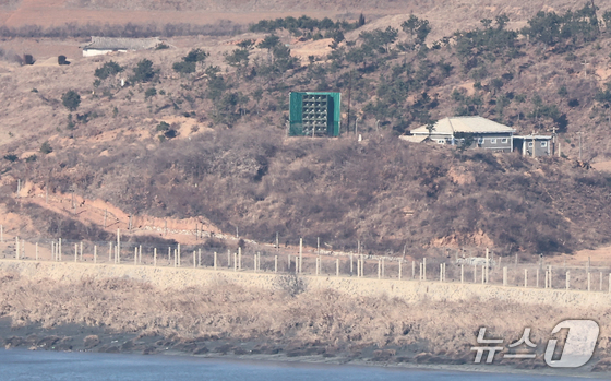 Regarding North Korea’s claims of a drone incursion, Kim Yo-jong, Vice Chairwoman of the Workers’ Party of Korea, stated on January 11 that she would take note of the South Korean Ministry of National Defense’s announcement that it had never operated such a drone. However, she directly held the South Korean government responsible, asserting that any drone—whether military or civilian—that originated from South Korean territory constitutes a violation of national sovereignty. Meanwhile, the Blue House explained that it would investigate the facts surrounding the drone incursion originating from South Korea claimed by North Korea and promptly disclose the results 2026.1.11 / News1