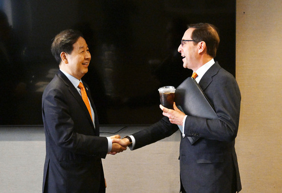 Deputy Prime Minister and Minister of Finance and Economy Koo Yoon-chul, who is visiting New York, U.S., for a Korean economic investment roadshow (IR) event, is meeting with Marc Rowan, Chairman of Apollo, at The Western New York Central Hotel on Tuesday
