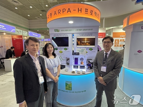 (From left) PM Kim Jae-woong, Dr. Kim Kyung-hee (Ph.D. in Engineering, Hallym University), and Kim Byung-ho, Executive Director of Space LiinTech, at the Korea Health Industry Promotion Agency’s K-Health Future Promotion Team promotional booth during Bio Korea 2026, held at COEX in Seoul on Tuesday 2026.4.28 / News1