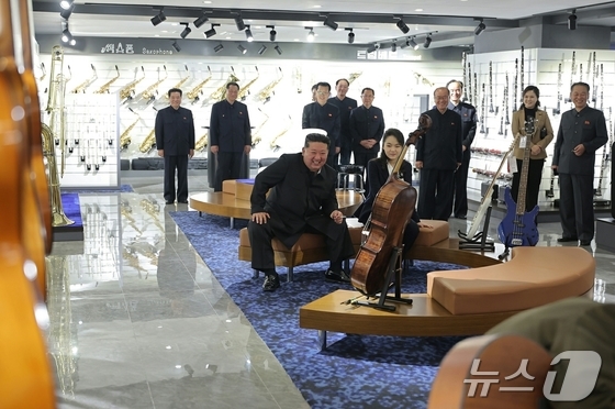 Secretary General Kim visited the Phase 4 area of the Hwaseong District, which is set to open soon, with his daughter Ju-ae / Rodong Sinmun