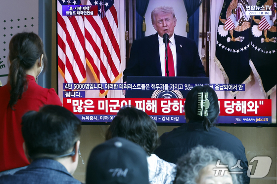 On Thursday morning, citizens watch a live TV broadcast of U.S. President Donald Trump’s address to the nation regarding the situation in the Iran conflict in the waiting area of Seoul Station in Yongsan-gu, Seoul 2026.4.2 / News1