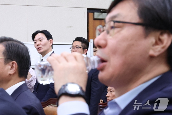 Prosecutor Park Sang-yong, who investigated the Ssangbangwool North Korea Fund Transfer case, is attending a hearing on allegations of fabricated charges regarding the Ssangbangwool North Korea fund transfer case held on Tuesday by the National Assembly’s Special Committee on the Investigation of Allegations of Political Prosecution and Fabricated Charges by the Yoon Suk Yeol Administration in Yeouido, Seoul / News1