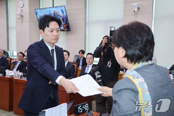 Prosecutor Park Sang-yong, who handled the Ssangbangwool North Korea funds transfer case, is seen arguing with Committee Chair Seo Young-kyo after submitting a written statement explaining his refusal to take the oath as a witness during a plenary session of the Special National Assembly Committee on the Investigation of Allegations of Political Prosecution and Fabricated Indictments by the Yoon Suk Yeol Administration, held at the National Assembly in Yeouido, Seoul, on April 3 2026.4.3 / News1