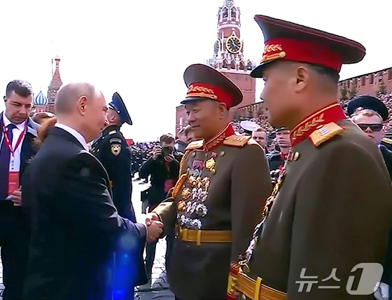Russian President Vladimir Putin meets a North Korean military commander deployed to the Kursk battle. [For Use Only in the Republic of Korea. Redistribution Prohibited] / Courtesy of News1