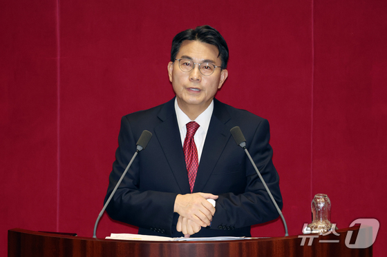 On April 19, during the second plenary session of the 433rd National Assembly (Extraordinary Session) held at the National Assembly in Yeouido, Seoul, Rep. Yoon Sang-hyun of the People Power Party is conducting an unlimited debate (filibuster) on the Public Prosecution Service Act (alternative bill) 2026.3.19 / News1