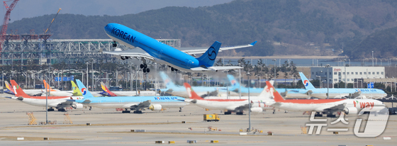 An aircraft is taking off from the apron at Incheon International Airport / News1