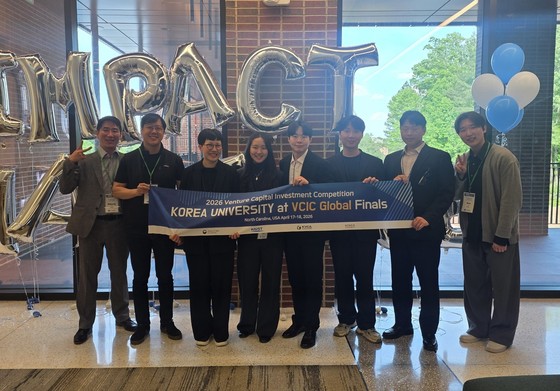 Participants pose for a commemorative photo at the VCIC held at the University of North Carolina / Provided by Korea Venture Capital Association