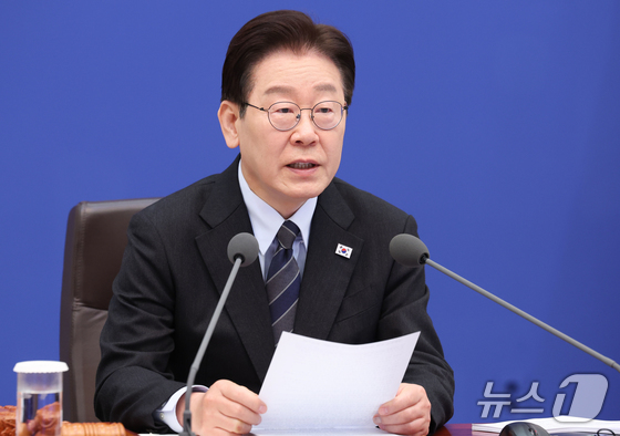 President Lee Jae Myung is speaking at the Cabinet meeting and the 4th Emergency Economic Review Meeting held at the Blue House on Monday 2026.4.6 / News1