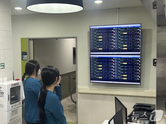 On Wednesday, medical staff at Dongtan City Hospital in Hwaseong, Gyeonggi Province, are checking the Think smart bed monitoring system 2026.4.15 / News1