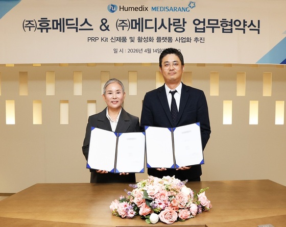 On Tuesday, Humedics and Medisarang signed a memorandum of understanding to launch a new business in regenerative medicine medical devices and took a commemorative photo. From left: Medisarang Chief Executive Officer (CEO) Shim Su-ja and Humedics CEO Kang Min-jong / Provided by Huons Global
