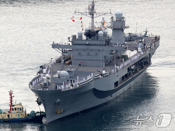 The USS Blue Ridge, the amphibious command ship of the U.S. Navy\'s 7th Fleet / News1