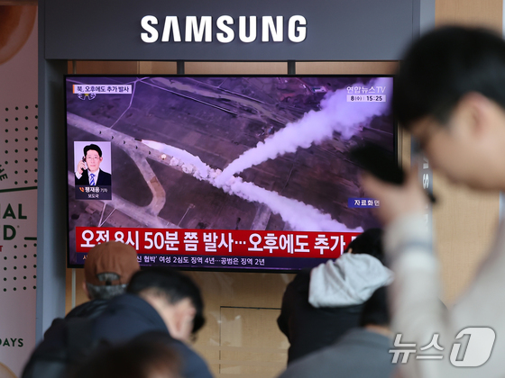 Citizens are watching news reports of North Korea’s ballistic missile launch on TV in the Seoul Station waiting room / News1