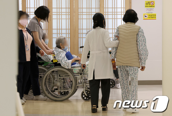 Medical staff and patients are moving through Seobuk Hospital in Eunpyeong-gu, Seoul, which was designated on April 4, 2024, as the city’s first hospital dedicated to treating patients with severe dementia 2024.4.4 / News1