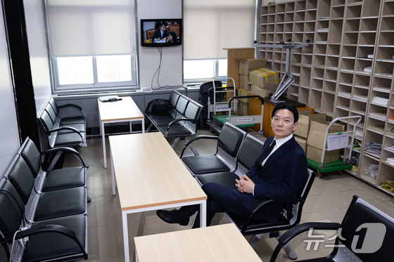 Prosecutor Park Sang-yong, who investigated the Ssangbangwool North Korea Fund Transfer case, attended a hearing on Tuesday at the National Assembly in Yeouido, Seoul, held by the Special Committee on the National Assembly Investigation into the Allegations of Fabricated Indictments by the Yoon Suk Yeol Administration’s Political Prosecutors (434th Session, Extraordinary Session). After refusing to take the oath as a witness, he left the hearing room and watched the live broadcast of the proceedings from the waiting area 2026.4.14 / News1