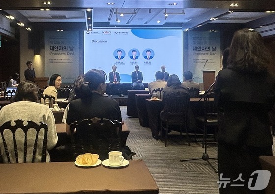 At the Korean ARPA-H Project Proposers\' Day event held at L Tower in Seocho-gu, Seoul, on Wednesday morning, a researcher is asking Project Manager Han Hee-cheol a question regarding welfare and care issues 2026.4.22 / News1