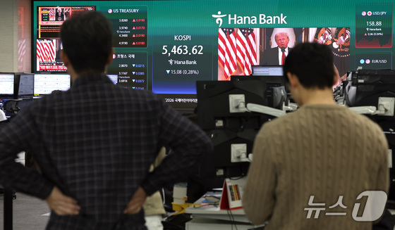On Thursday morning, employees at the Hana Bank dealing room in Jung-gu, Seoul, watched a live broadcast of U.S. President Donald Trump’s address to the nation regarding the situation in the Middle East. The KOSPI, which had opened higher that day, turned lower following President Trump’s remarks 2026.4.2 / News1
