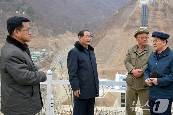 The Rodong Sinmun, the official newspaper of North Korea’s Workers’ Party, reported on April 12 that Prime Minister Pak Thae-song had conducted an on-site inspection of the construction site for the Samjiyon Mountain Tourism Complex and the first-phase construction site of the Tanchon Power Plant, which is nearing completion / Rodong Sinmun
