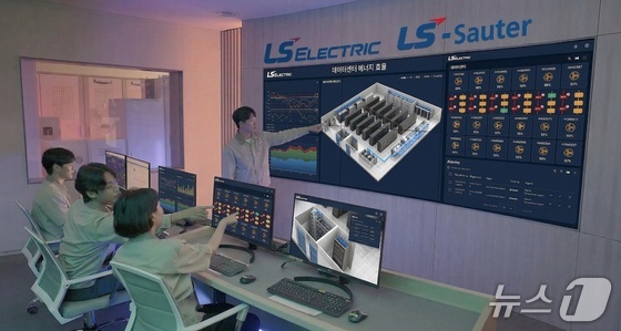 Workers monitoring the AI-based data center HVAC management solution in the control room / Provided by LS ELECTRIC