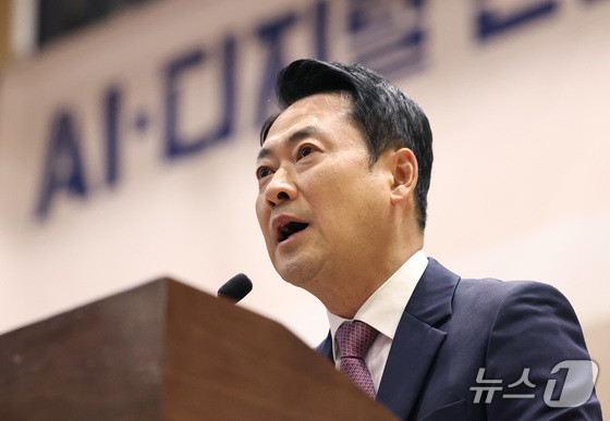 People Power Party leader Jang Dong-hyuk delivers a congratulatory address at a seminar titled, Improving the Quality and Innovation of Vocational Training and Enhancing Support in the Era of AI and Digital Transformation, held on Thursday morning at the National Assembly Members\' Office Building in Yeouido, Seoul 2026.4.23 / News1