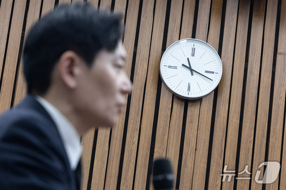 Prosecutor Park Sang-yong, who investigated the Ssangbangwool North Korea Fund Transfer case, appeared as a witness at a hearing held by the Democratic Party of Korea on April 7 at the National Assembly in Yeouido, Seoul. The hearing, organized by the People Power Party’s Special Committee on the National Assembly Investigation into Allegations of Fabricated Indictments by the Yoon Suk Yeol Administration’s Political Prosecution, sought to uncover the truth behind allegations of indictment withdrawal and trial manipulation. Park is seen here answering questions from lawmakers 2026.4.7 / News1
