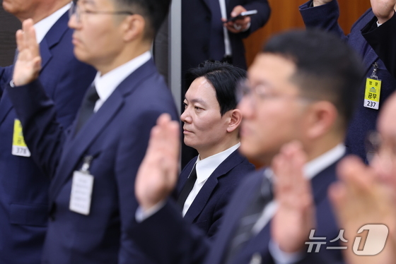 Prosecutor Park Sang-yong, who investigated the Ssangbangwool North Korea Fund Transfer case, is refusing to take the oath as a witness during a hearing on allegations of fabricated charges in the Ssangbangwool North Korea fund transfer case, held on Tuesday by the National Assembly’s Special Committee on the Investigation of the Truth Regarding Allegations of Political Prosecution and Fabricated Charges by the Yoon Suk Yeol Administration in Yeouido, Seoul / News1