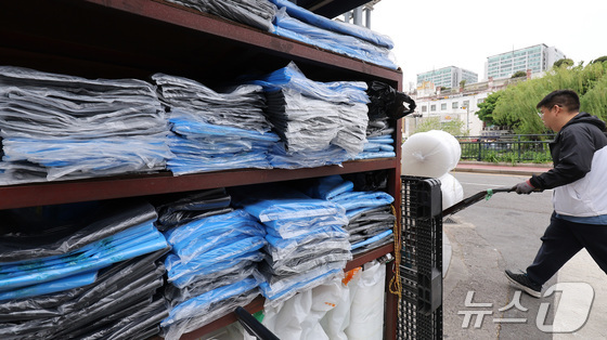Plastic products on display at Bangsan Market in Jung-gu, Seoul 2026.4.22 / News1