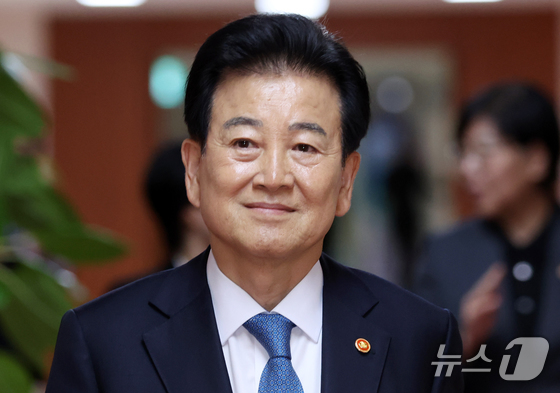 Unification Minister Chung Dong-young attends a joint Cabinet meeting and Emergency Economic Headquarters meeting held on Tuesday morning at the Seoul Government Complex on Sejong-daero in Jongno-gu, Seoul 2026.4.21 / News1