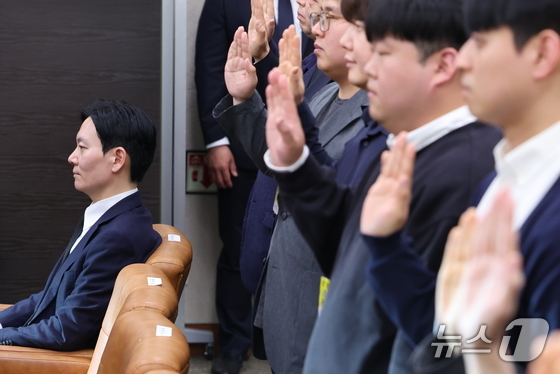 Prosecutor Park Sang-yong, who investigated the Ssangbangwool North Korea Fund Transfer case, is refusing to take the oath as a witness during a hearing on allegations of fabricated charges in the Ssangbangwool North Korea fund transfer case, held on Tuesday by the National Assembly’s Special Committee on the Investigation of the Truth Regarding Allegations of Political Prosecution and Fabricated Charges by the Yoon Suk Yeol Administration in Yeouido, Seoul 2026.4.14 / News1