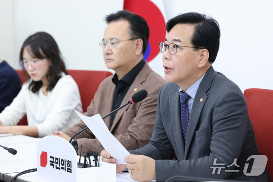 Song Eun-seok, floor leader of the People Power Party, holds a press conference at the National Assembly in Yeouido, Seoul, on Wednesday 2026.4.22 / News1