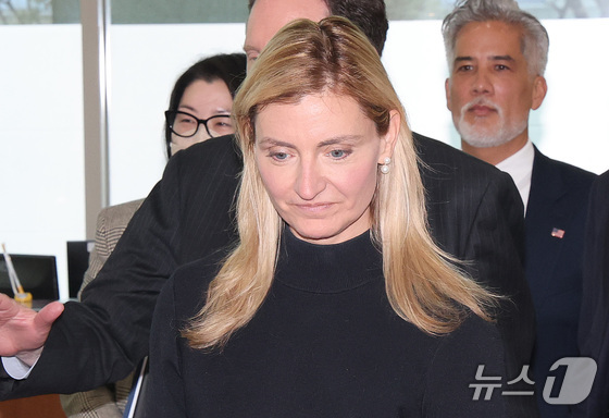 Sarah Rogers, the U.S. Under Secretary of State for Public Diplomacy, is seen entering the Ministry of Foreign Affairs building in Jongno-gu, Seoul, on April 3. On March 31, Under Secretary Rogers announced on the social media platform X (formerly Twitter) that she would be traveling to South Korea to discuss North Korea, the Network Act (Information and Communications Network Act), and K-pop diplomacy 2026.4.1 / News1